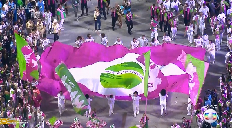 Uma imagem contendo pessoa, grupo, rosa, pessoas

Descrição gerada automaticamente