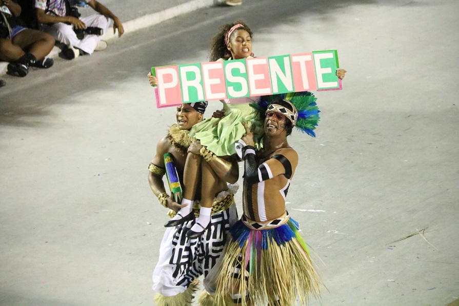 Descrição: Resultado de imagem para fotografias do desfile da mangueira 2019
