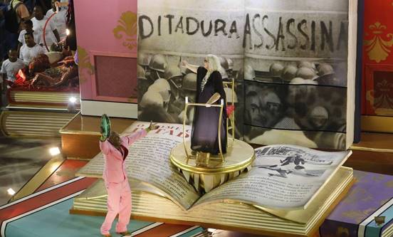 Cargo alegórico com críticas à ditadura durante o desfile da Estação Primeira de Mangueira Foto: Luís Alvarenga / Agência O Globo