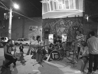 Uma imagem contendo edifício, ao ar livre, pessoa, rua

Descrição gerada automaticamente